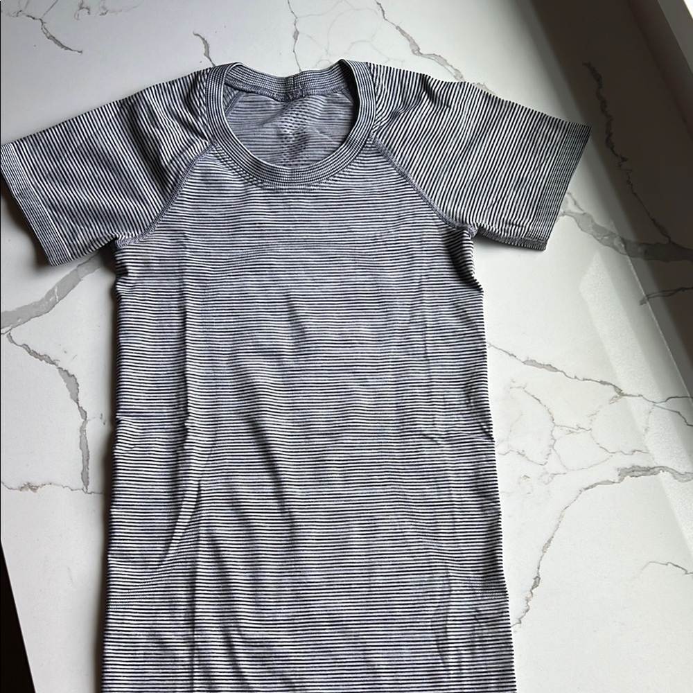 Lululemon Athletica Gray Short Sleeve Tee